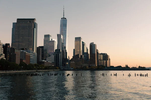 Finanzviertel und World Trade Center bei Sonnenuntergang in New York City — Stockfoto