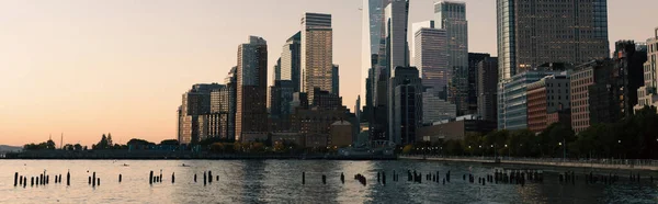 Район Всемирного торгового центра и река Гудзон во время заката в Нью-Йорке, баннер — стоковое фото