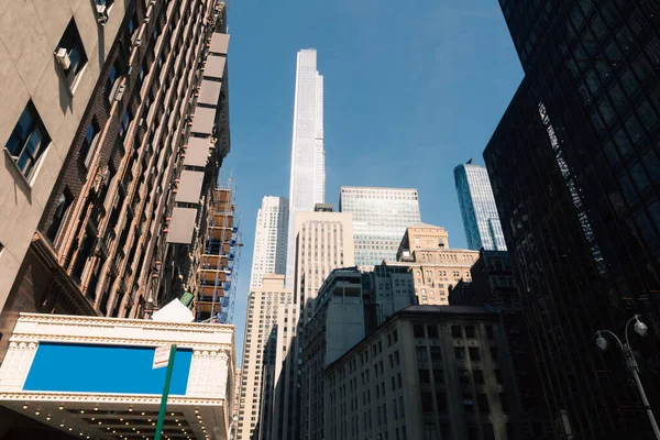 Vue à angle bas du gratte-ciel de Central Park Tower à New York — Photo de stock