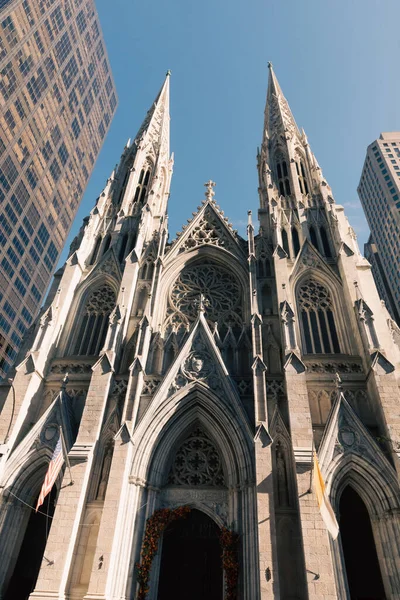 Low angle view of St. Patrick's Cathedral in New York City — Photo de stock