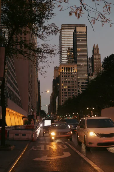 Buildings and road traffic at evening on Manhattan in New York City — Stockfoto