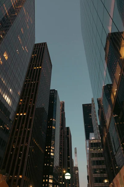 Vista de baixo ângulo de edifícios no centro da cidade de Nova York — Fotografia de Stock