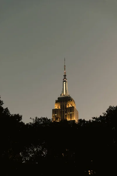 Empire state building with lighting during evening in New York City — Stock Photo