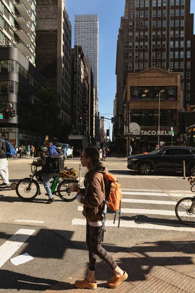 NUEVA YORK, EE.UU. - 11 de octubre de 2022: Mujer caminando por la calle en el distrito de Manhattan - foto de stock