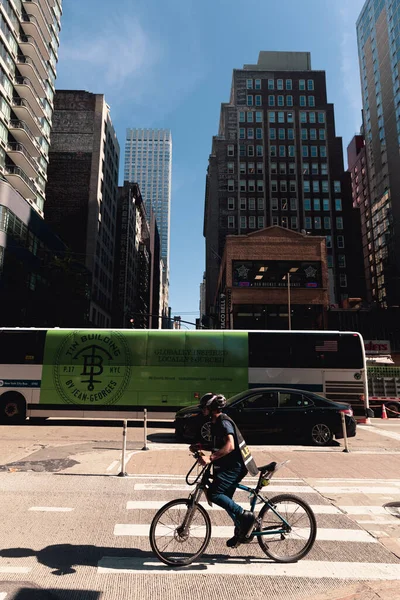 NEW YORK, États-Unis - 11 OCTOBRE 2022 : Un homme fait du vélo dans une rue urbaine du quartier de Manhattan — Photo de stock