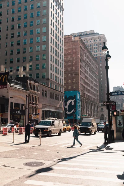 NEW YORK, USA - OCTOBER 11, 2022: Road and urban street in Manhattan at daytime — Stockfoto