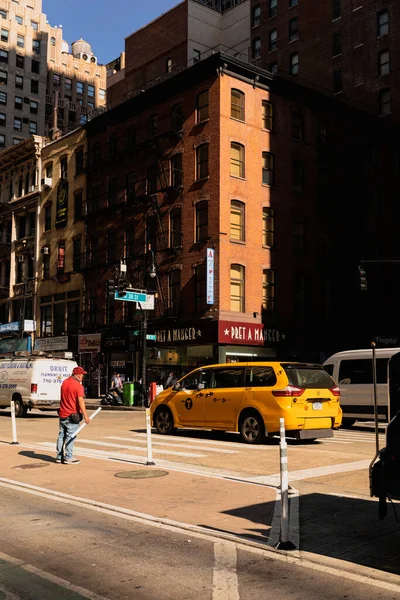 NEW YORK, USA - OCTOBER 11, 2022: Road traffic on Manhattan street at daytime — Fotografia de Stock