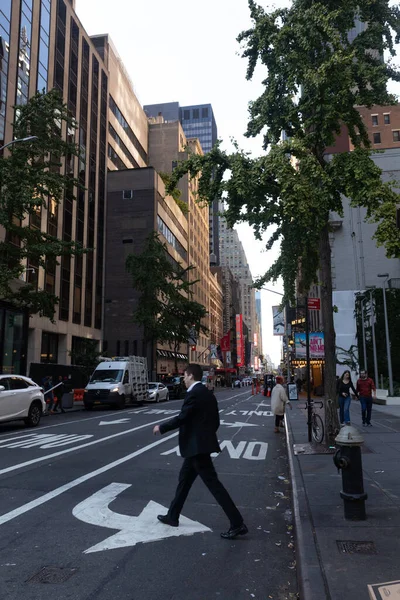 NEW YORK, États-Unis - 11 OCTOBRE 2022 : Un homme marche sur la route dans une rue urbaine de Manhattan — Photo de stock