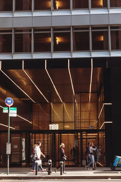 NEW YORK, USA - OCTOBER 11, 2022: People walking on sidewalk near building on street — Stockfoto