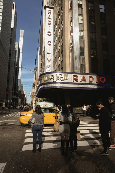 НЬЮ-ЙОРК, США - 11 ОКТЯБРЯ 2022 года: Днем музыкальный радио-зал на городской улице — стоковое фото