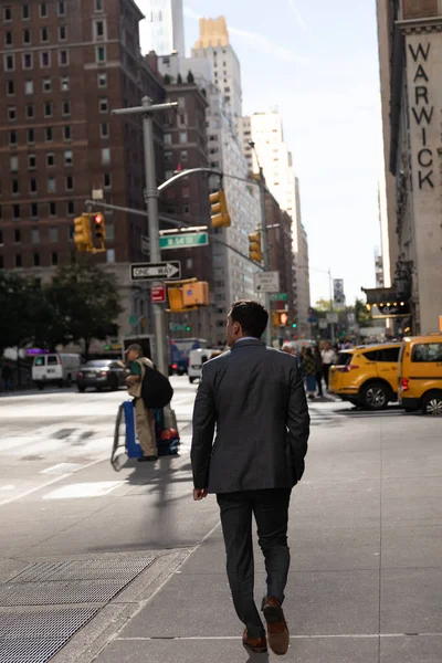 NOVA IORQUE, EUA - OUTUBRO 11, 2022: Homem caminhando na rua urbana turva em Manhattan — Fotografia de Stock