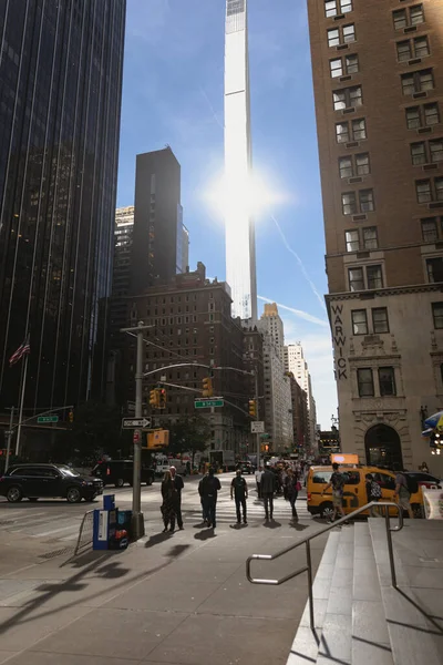 NEW YORK, États-Unis - 11 OCTOBRE 2022 : Lumière du soleil sur un gratte-ciel dans une rue urbaine de Manhattan — Photo de stock