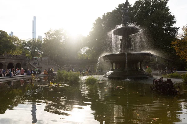 NEW YORK, USA - 11 OCTOBRE 2022 : Fontaine de Bethesda et habitants de Central Park — Photo de stock