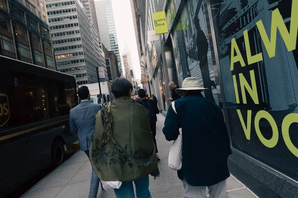 NEW YORK, USA - OCTOBER 11, 2022: People walking between buildings and road on street — Photo de stock