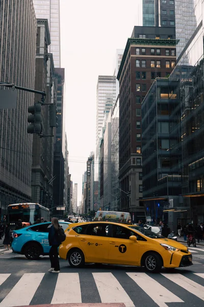 NEW YORK, États-Unis - 11 OCTOBRE 2022 : Voiture de taxi sur un passage piétonnier dans une rue urbaine de Manhattan — Photo de stock