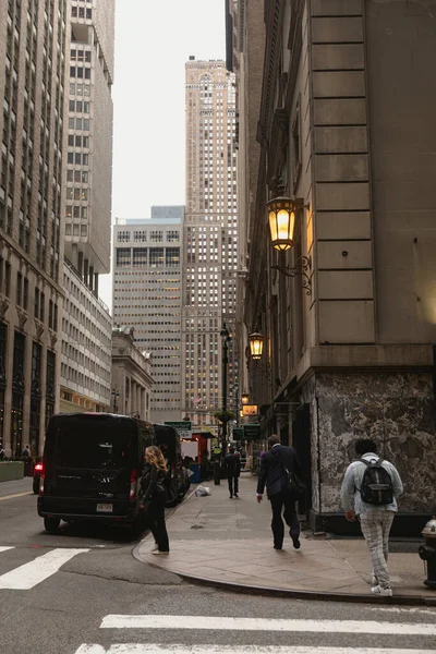 NOVA IORQUE, EUA - OUTUBRO 11, 2022: Pessoas andando perto do prédio com lanternas na fachada em Manhattan — Fotografia de Stock