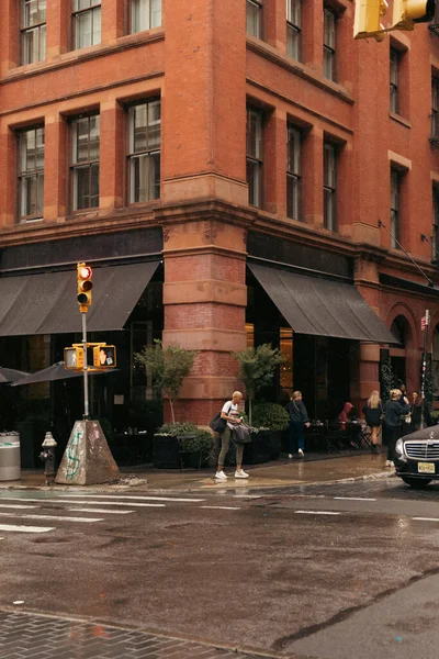 НЬЮ-ЙОРК, США - 11 октября 2022 года: Люди на городской улице после дождя в Манхэттене — стоковое фото