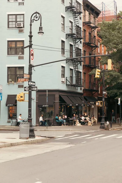 NEW YORK, USA - 11. Oktober 2022: Cafe an der Ecke des Gebäudes an der Straße in Manhattan — Stockfoto