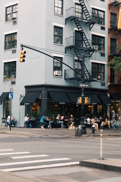NEW YORK, USA - OCTOBER 11, 2022: Люди на терасі кафе на міській вулиці в Манхеттені. — стокове фото