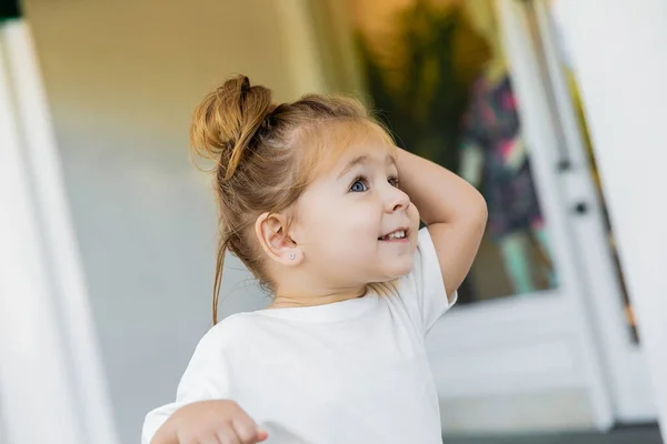 Retrato de menina criança alegre em t-shirt branca olhando ao ar livre — Fotografia de Stock