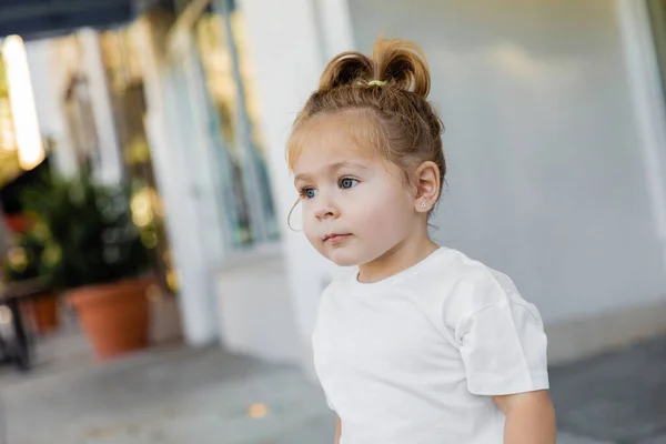 Portrait de jeune fille avec les yeux gris regardant loin sur la rue à Miami — Photo de stock