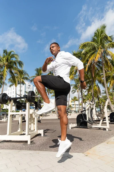 Longueur totale de sportif afro-américain faisant de l'exercice dans une salle de gym extérieure à Miami — Photo de stock