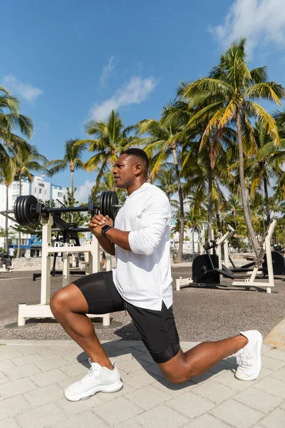 Повна довжина спорту афроамериканський чоловік займається спортом у відкритому тренажерному залі в Маямі — стокове фото