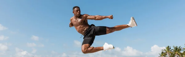 Muscular africano americano homem pulando enquanto exercitando-se em Miami praia, banner — Fotografia de Stock