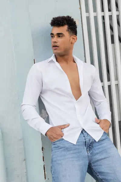 Homem cubano de boa aparência em camisa branca e jeans azul posando na rua em Miami, praia sul — Fotografia de Stock