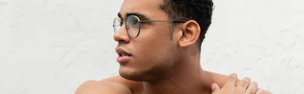 Retrato del hombre cubano sin camisa en elegantes gafas redondas tocando hombro, estandarte - foto de stock