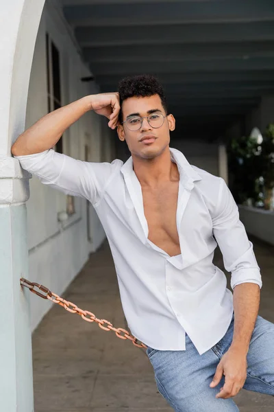 Стильный молодой кубинский мужчина в рубашке и стильных круглых очках в Майами — стоковое фото