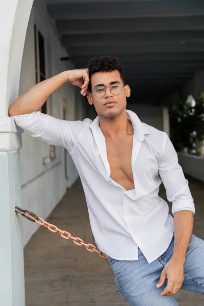 Stylish young cuban man in shirt and stylish round-shaped eyeglasses in Miami — Stock Photo