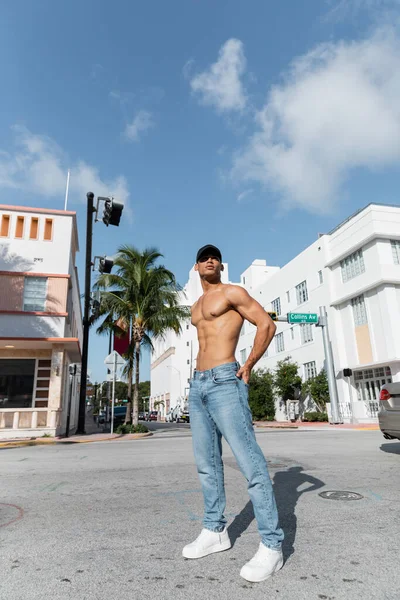 Sexy beau cubain homme avec corps athlétique dans casquette de baseball sur la rue urbaine à Miami, été — Photo de stock
