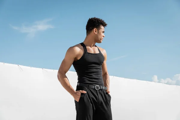 Beau jeune homme cubain en noir sans manches t-shirt et pantalon posant à Miami, plage du sud — Photo de stock