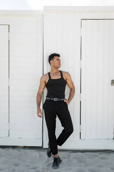 Atletico uomo cubano in abito elegante che tiene la mano nella tasca dei pantaloni a Miami, sud della spiaggia — Foto stock