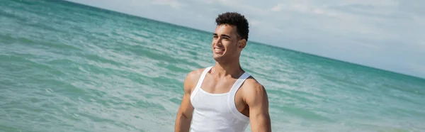 Muscular cubano jovem andando água do oceano de Miami South Beach, Florida, banner — Fotografia de Stock