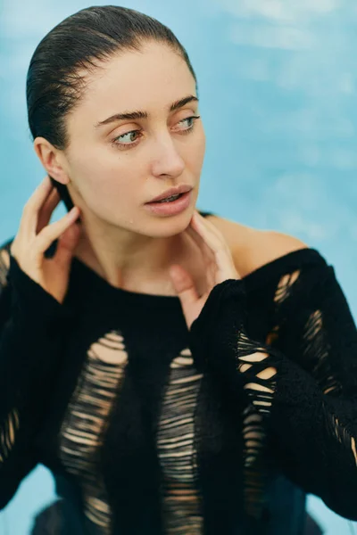 Kein Make-up-Look, schöne und sexy Frau in schwarzem Strickkostüm schwimmt während ihres Urlaubs in Miami in einem Freibad, natürliche Schönheit, Luxus-Resort, Florida, schaut weg — Stockfoto