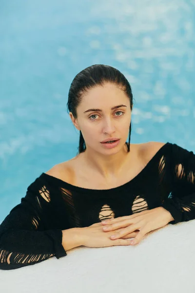 Attraktive junge Frau mit gebräunter Haut in schwarzer Badebekleidung im öffentlichen Schwimmbad, posiert und genießt ihren Sommerurlaub im Luxus-Resort in Miami, ohne Make-up-Look, Sommerurlaub, Porträt — Stockfoto