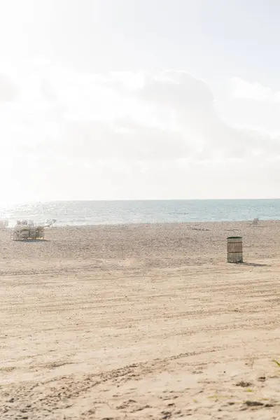 Remolque estacionado en una playa de arena, listo para una cosecha junto al mar bajo un cielo despejado. - foto de stock