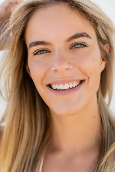 Uma jovem e bela mulher loira com cabelos longos sorrindo para a câmera em Miami Beach. — Fotografia de Stock