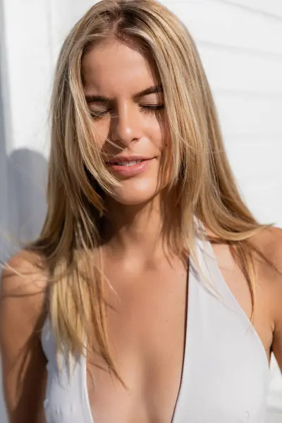 Приголомшлива блондинка в білому верху вдарив позу в сонячний день на Маямі-Біч. — стокове фото