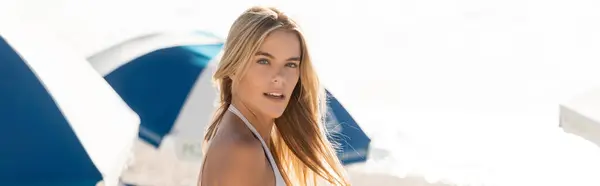 Une superbe femme blonde pose en bikini blanc sur Miami Beach, exsudant beauté et grâce sans effort. — Photo de stock