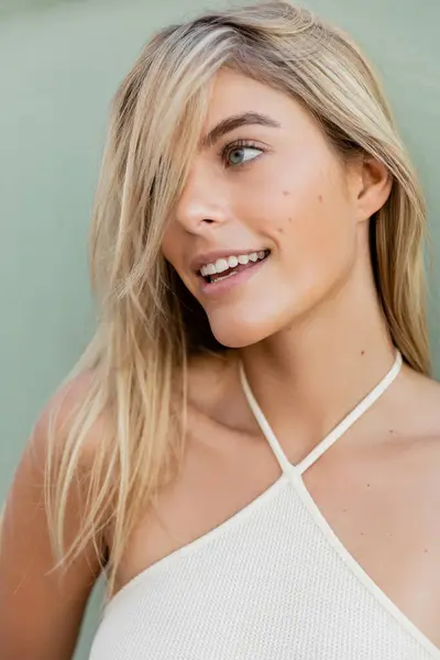 Eine junge, schöne blonde Frau in einem weißen Top strahlt Eleganz und Anmut in Miamis sonnigem Ambiente aus. — Stockfoto