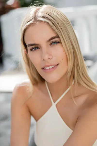 Молода, красива блондинка позує витончено в білій вершині для фотографії в Маямі. — стокове фото