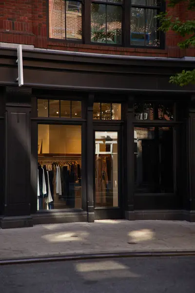 Boutique de mode avec vitrines en verre sur la rue urbaine dans le quartier commerçant de New York — Photo de stock