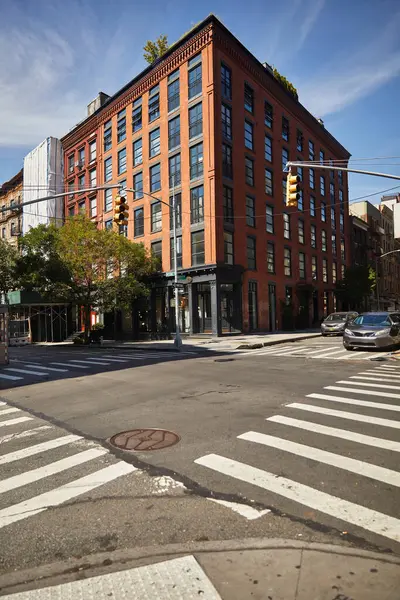 Coches que se mueven en cruce con semáforos en el centro de la ciudad de Nueva York, escena urbana otoñal - foto de stock