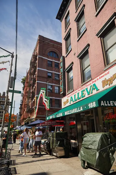 НЬЮ-ЙОРК, США - 26 ноября 2022 года: старейший и знаменитый сырный магазин Аллева и пешеходы в Манхэттене — стоковое фото