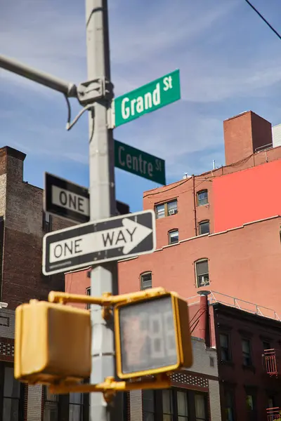 Edificios y señales de tráfico que muestran direcciones en cruce en la ciudad de Nueva York, señalización urbana - foto de stock