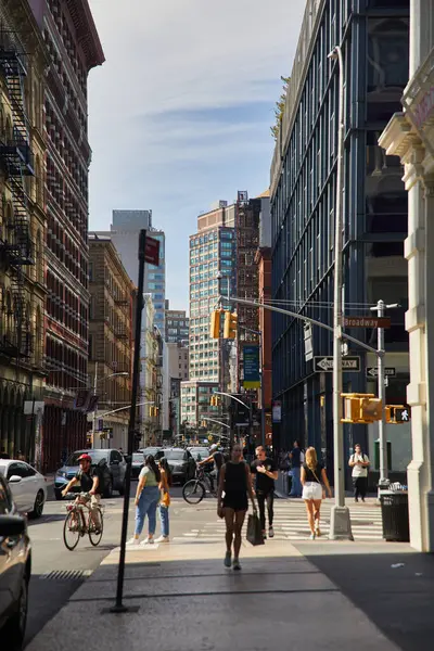 NEW YORK, USA - 26. NOVEMBER 2022: Fußgänger, Radfahrer und Schwerverkehr im Berufsverkehr auf der Breiten Straße — Stockfoto