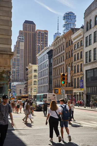 NUEVA YORK, EE.UU. - 26 DE NOVIEMBRE DE 2022: personas cruzando la carretera con mucho tráfico en hora punta, vía ancha - foto de stock